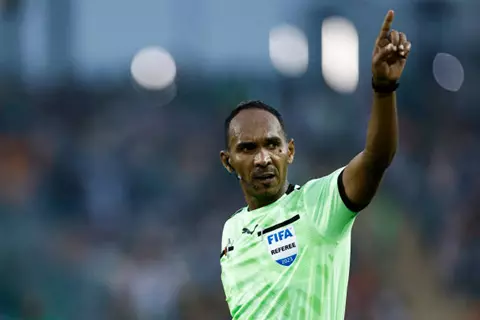 محمود إسماعيل حكمًا لمباراة الإياب بين الزمالك وشباب بلوزداد